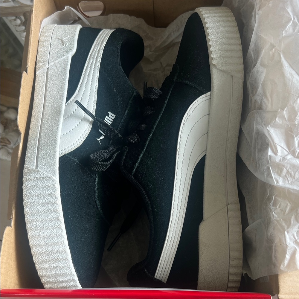 Puma carina women’s  Black and White Sneakers size 7 1/2